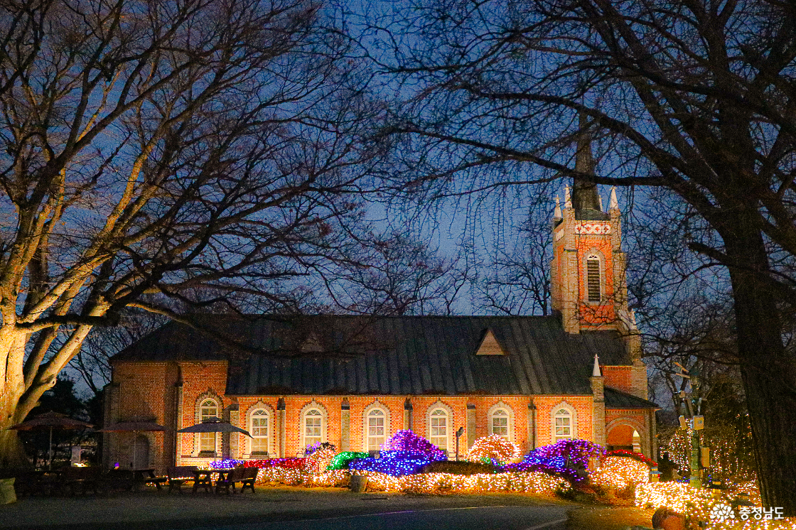 어둠 속에서 더 환해지는 불빛