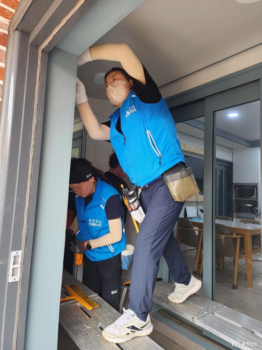 도배봉사를 하고 있는 최은하 회장 