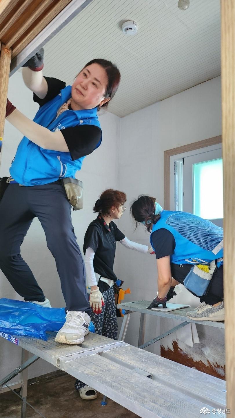 도배봉사를 하고 있는 모습