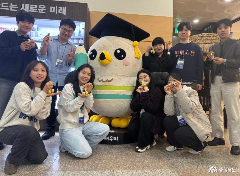 도 인재개발원 신규 공무원 임용 과정 7기 교육생 기념품 배포 사진