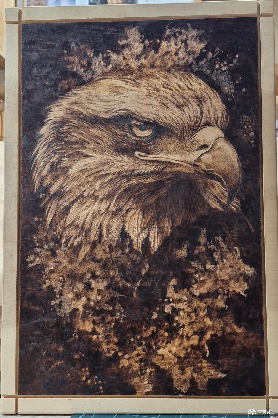 김서연 작가의 작품 '독수리 머리 주위로 포이즌' 독수리 머리 주위로 포이즌을 표현하고팠어요 우드버닝으로는 다소 난해한 표현이거든요 결론은 다음에 다시 도전 ㅋ