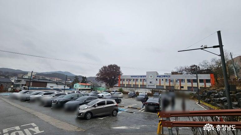 나태주풀꽃문학관 앞에 있는 공영주차장 전경 사진임