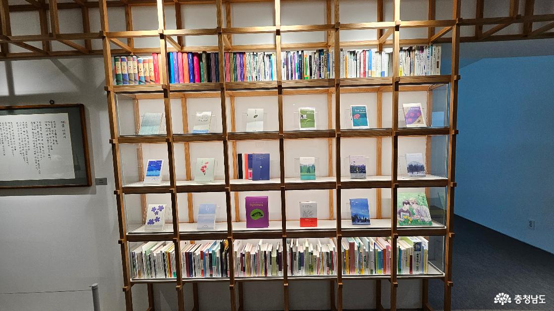 나태주 시인이 발행한 시집들이 전시되어 있는 사진임