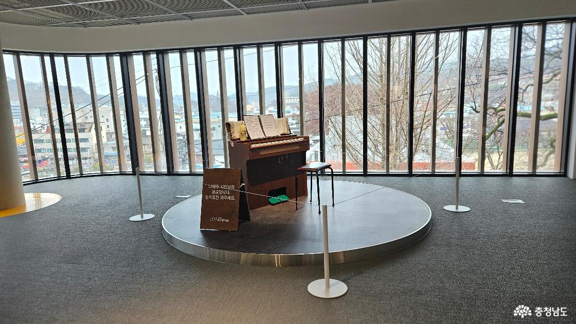 나태주 시인이 사용하였던 풍금이 전시되어 있는 모습의 사진임