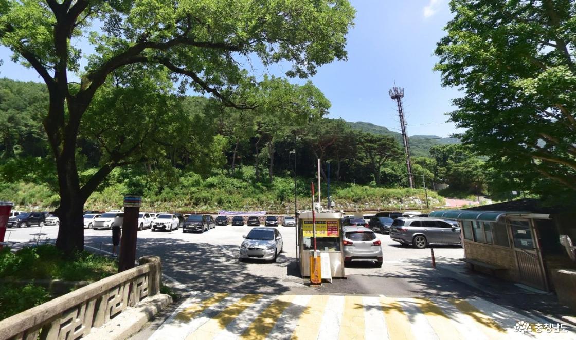 갑사로 가는 길 입구에 있는 주차장 전경 사진임