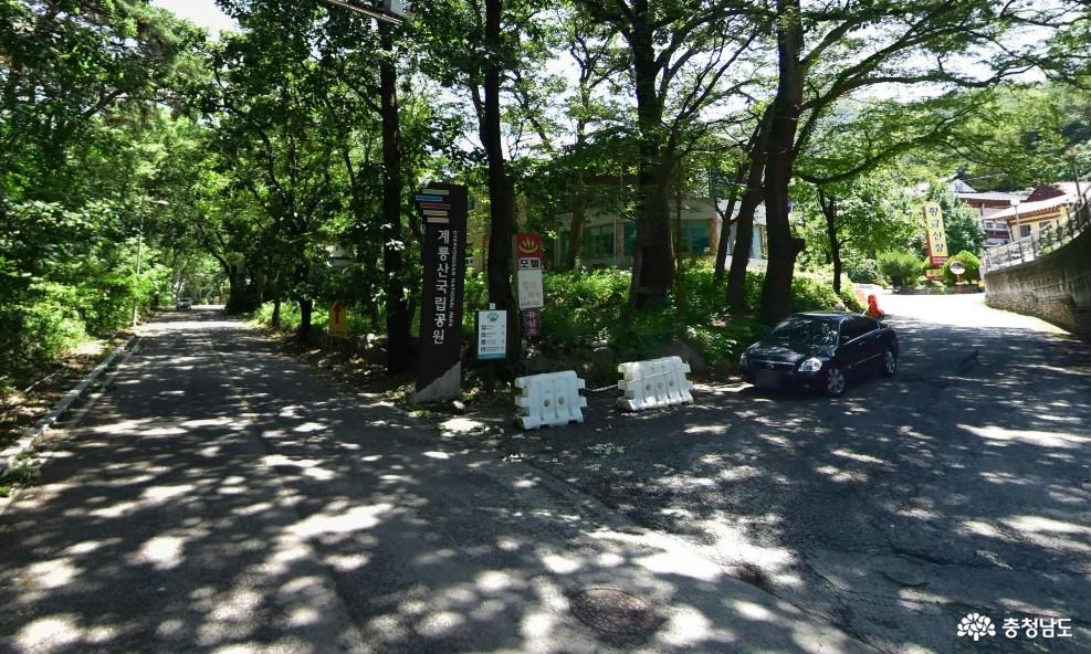 갑사로 가는 길목에 갈래길이 있는데 왼쪽은 갑사로, 오른쪽은 식당으로 가는 길임