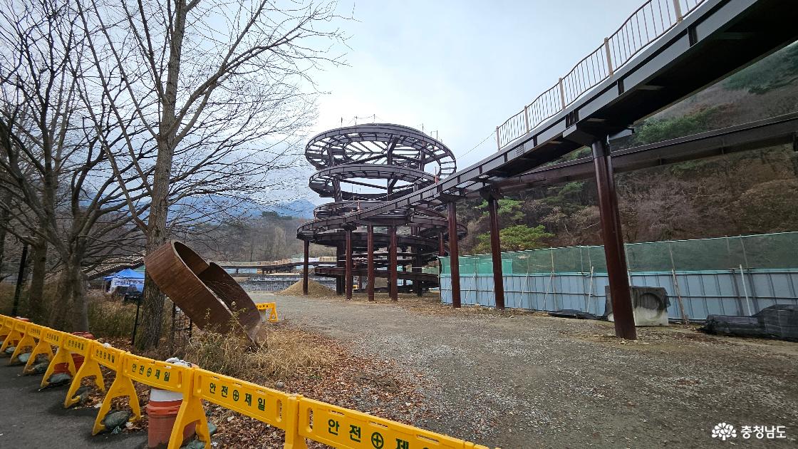 갑사 입구에 있는 수국공원 공사현장 사진임