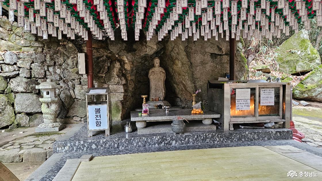 갑사에 있는 석조약사여래입상 전경 사진임