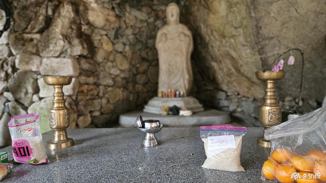 석조약사여래입상에 봉양미를 올린 사진임