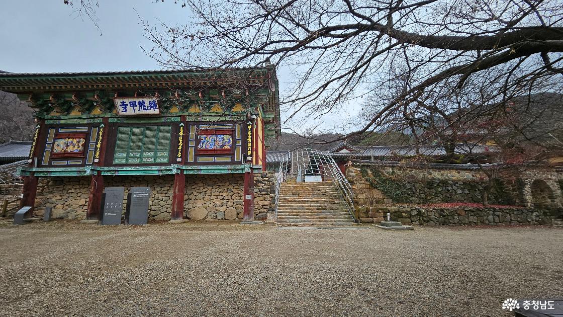 갑사 경내로 들어서기 전 입구 전경 사진임