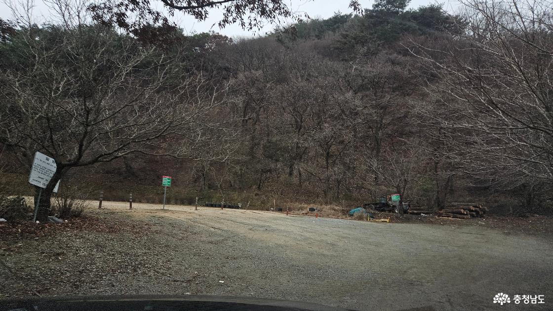 넓게 펼쳐진 갑사 서울식당 야외주차장 전경 사진임