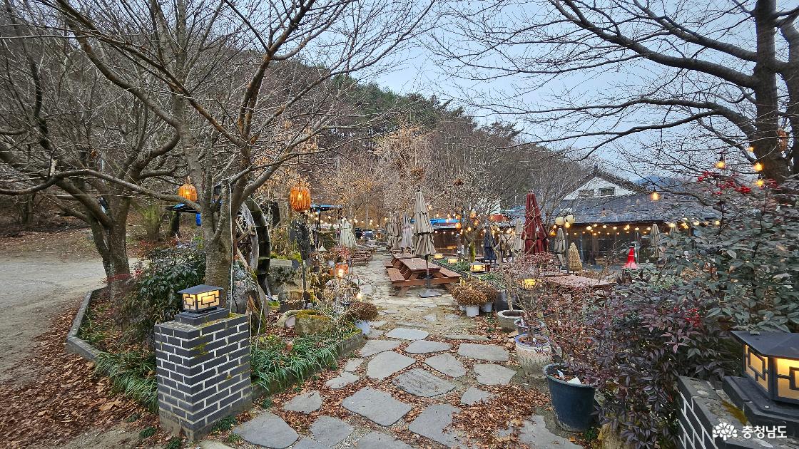 물레방아와 노란불빛 조명 등으로 꾸며진 갑사 서울식당 야외정원 전경 사진임