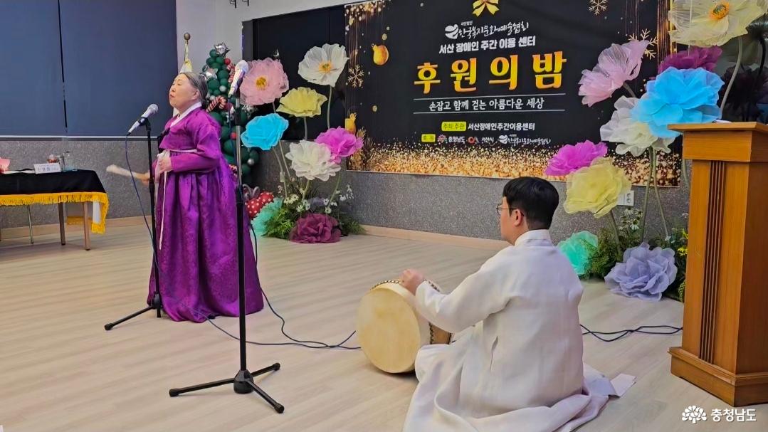 인간문화재 신영희 국악인이 무대를 장식하고 있다