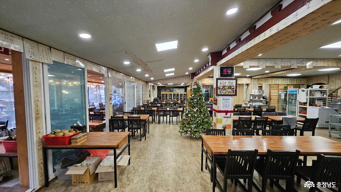 식당 내부 전경을 한 눈에 보여주는 사진임