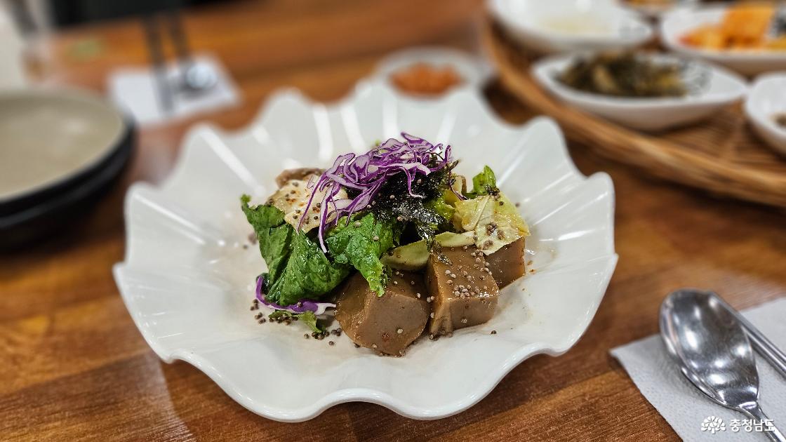 맛있게 무쳐진 도토리묵 사진임
