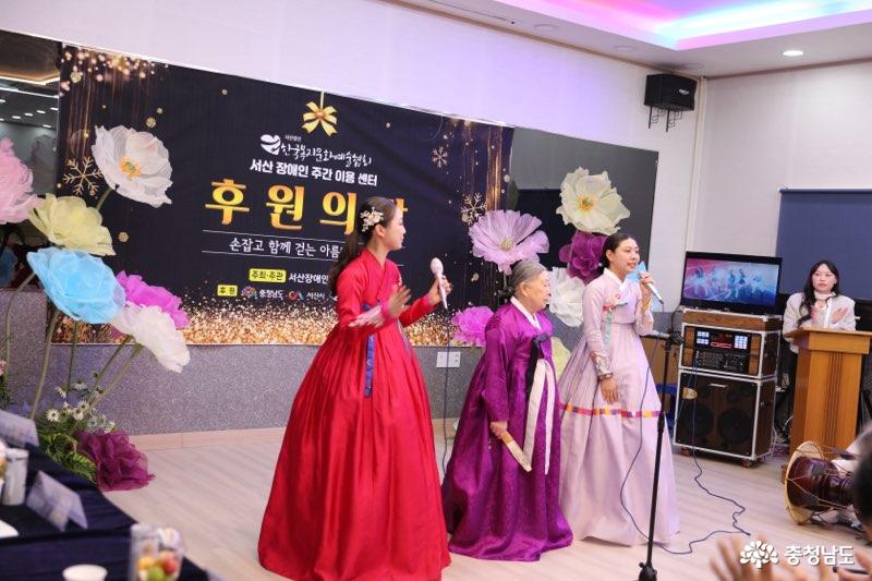 인간문화재 신영희 국악인과 제자들이 함께 무대를 장식하고 있다