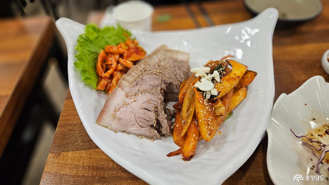 잘 익은 보쌈과 맛있게 구워진 더덕구이 사진임