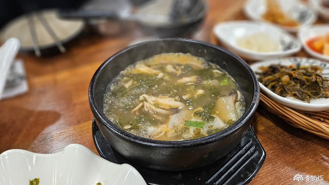 뜨꺼운 김이 모락모락 올라오는 시래기 된장국 사진임