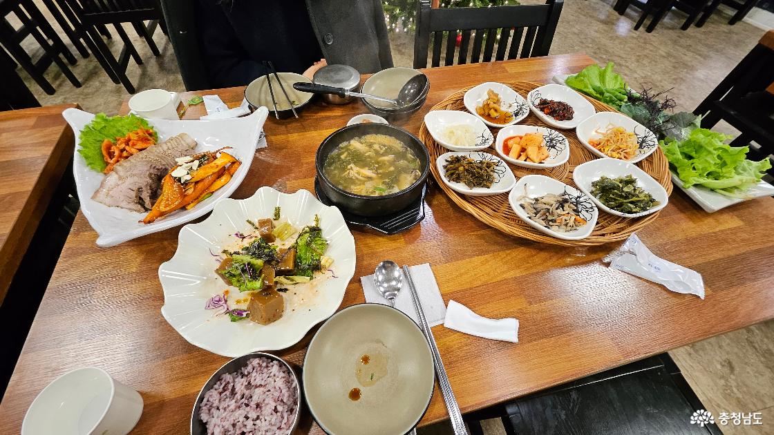 산더덕수육 한정식 한상 전체 모습을 찍은 사진임