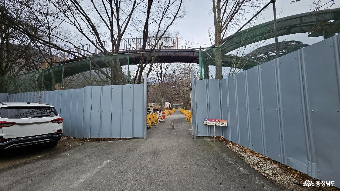 식당 뒤편에 있는 갑사로 가는 길 입구 사진임