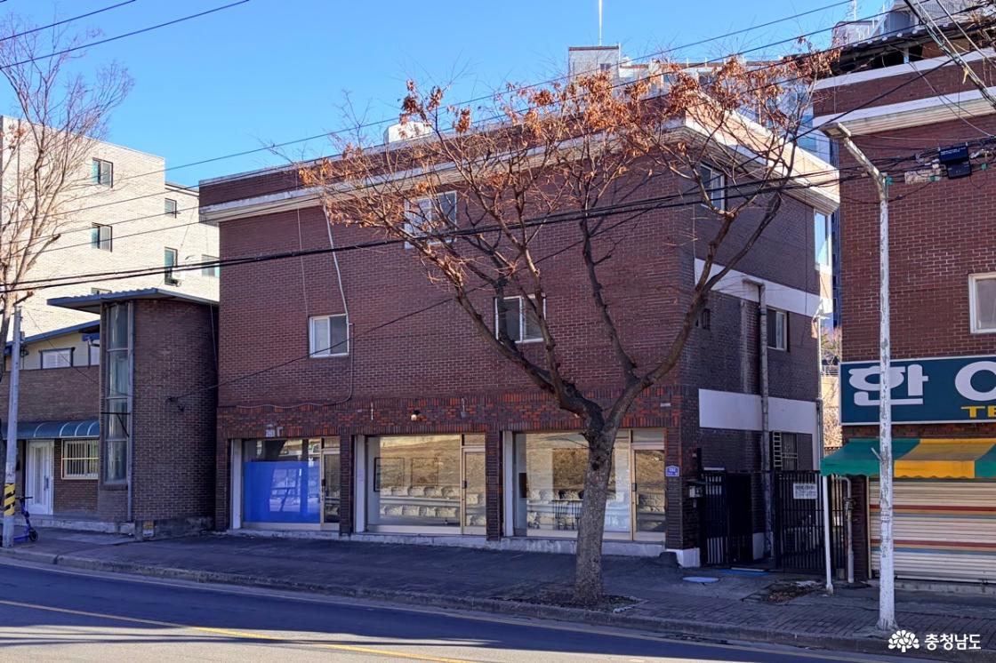 허송세월의 건물 전경을 담은 사진