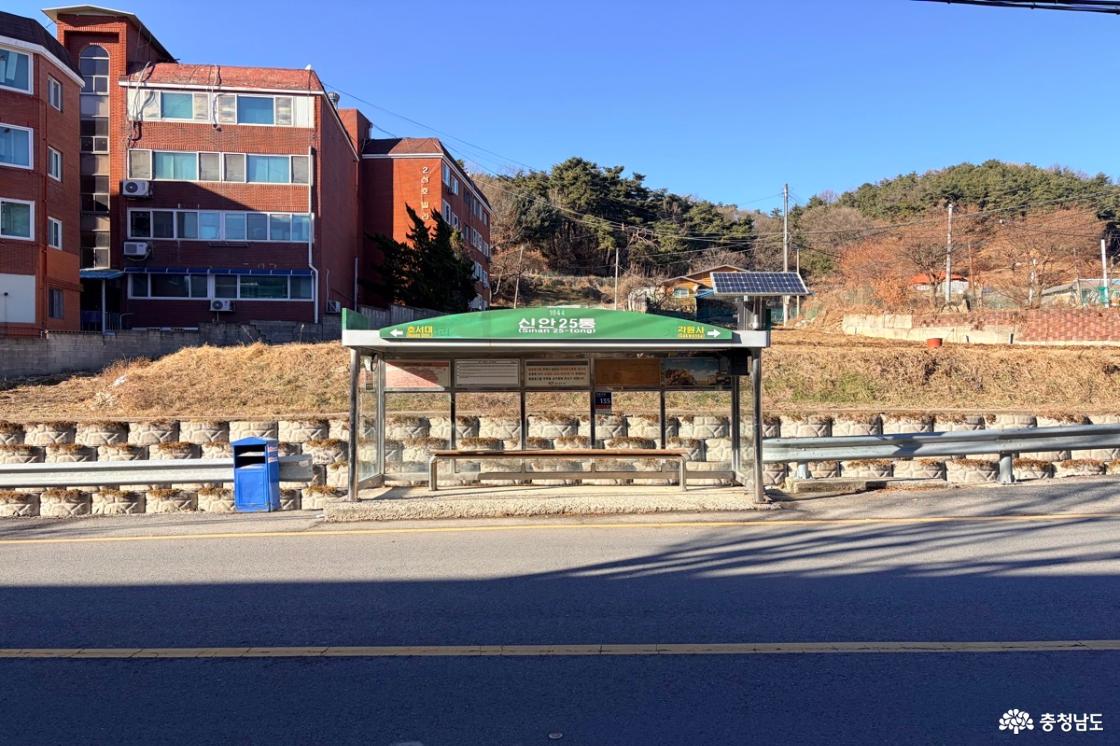 허송세월 건물의 전경을 담은 사진