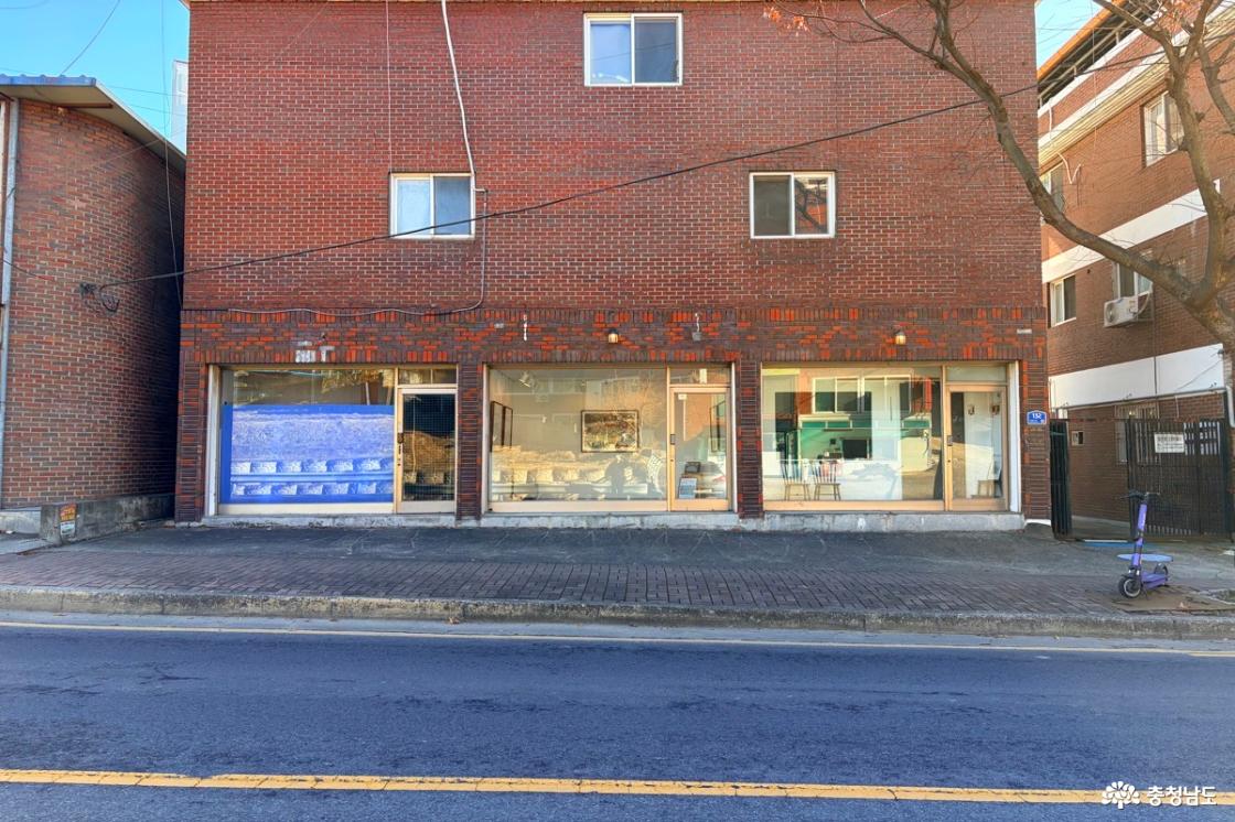 버스정류장에 정차하는 버스 번호를 담은 사진