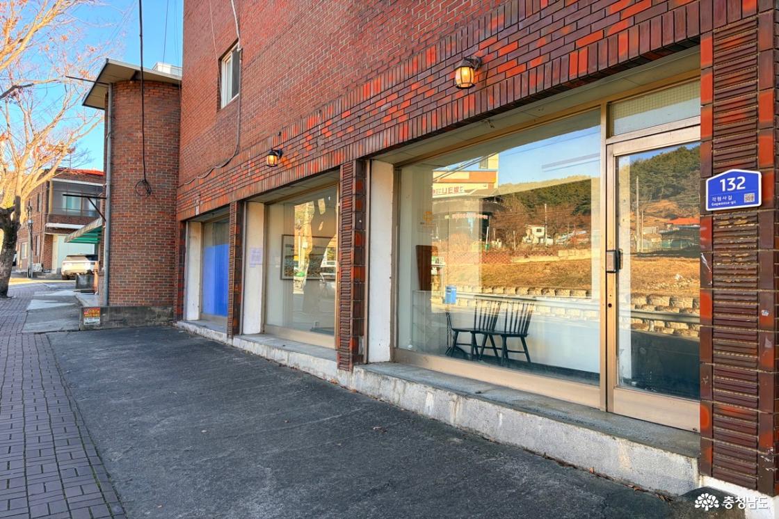 허송세월의 오른쪽 측면을 담은 사진