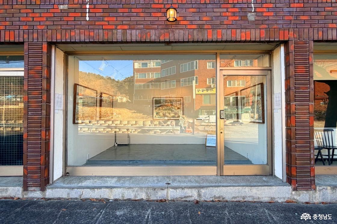 허송세월 전시장의 전경을 담은 사진