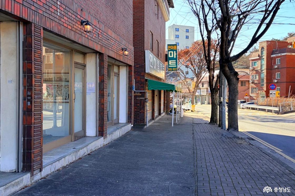 허송세월의 왼쪽 측면을 담은 사진