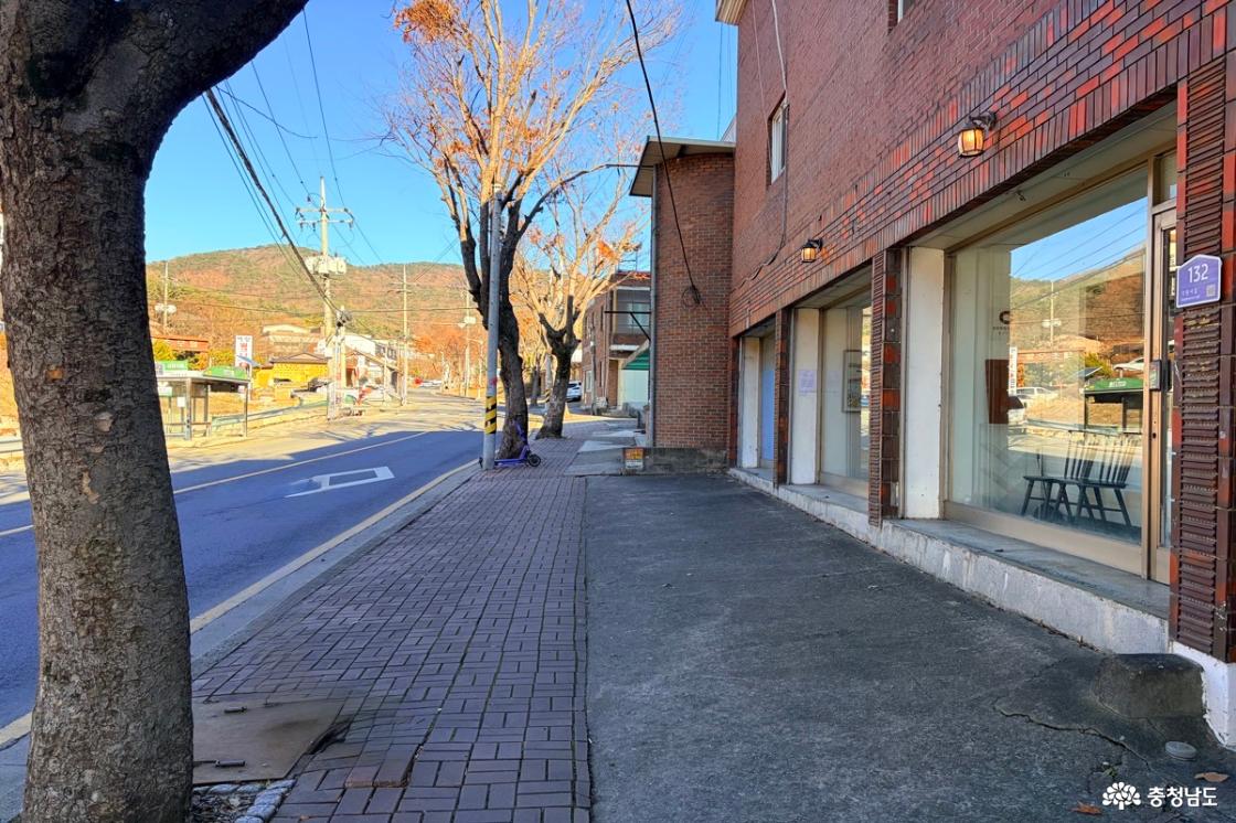 허송세월 앞 도보길을 담은 사진