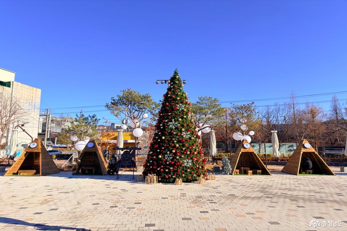 허송세월 근처 천호지의 일부 모습을 담은 사진