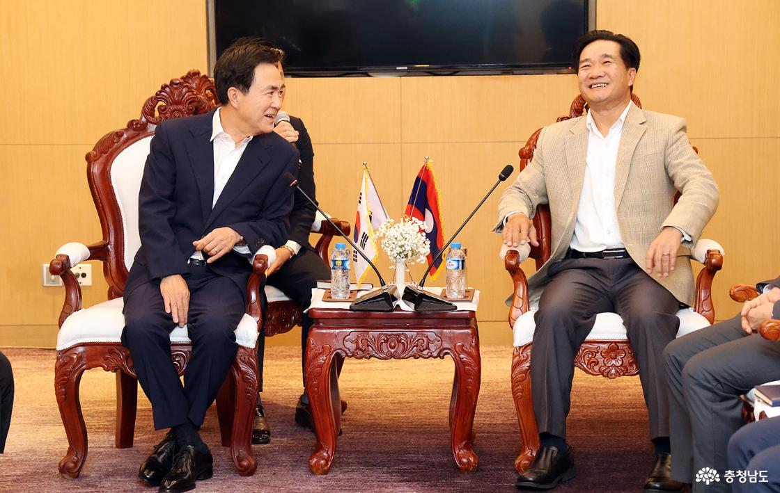 보리캄사이주지사 접견