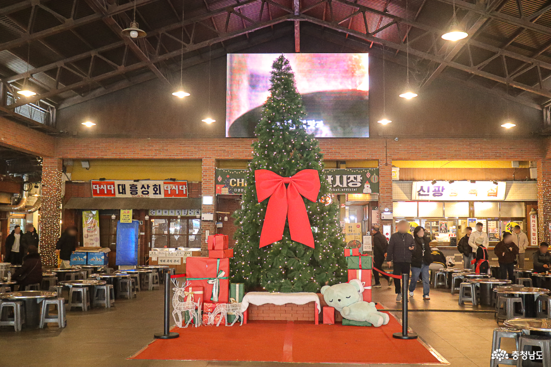 장터광장에 마련된 크리스마스 트리 포토존