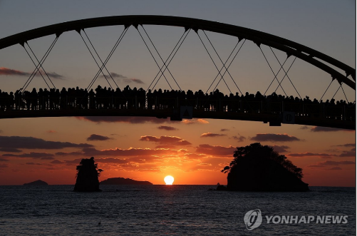 지난해 말일 태안 꽃지해변에서 해넘이를 감상하는 모습 (연합뉴스)