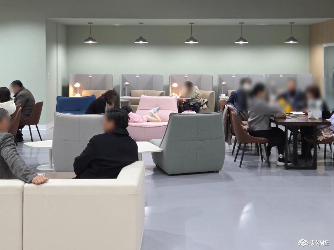파스텔 톤의 소파에서 편안하게 업무 및 휴식 등을 할 수 있는 워케이션룸. 벽면에는 1인용 소파도 마련되어 있어요.