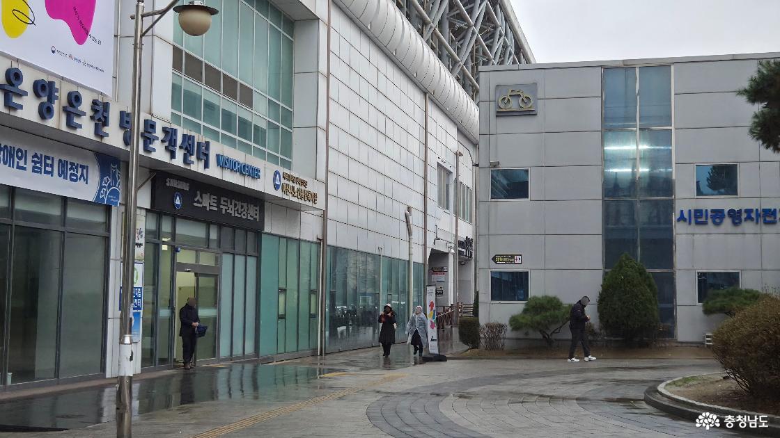 온양온천역 1번 출구 왼편으로 이어지는 온양온천역 건물의 모습. 이 곳 2층에 충남공동체플랫폼 아우름이 자리하고 있어요.