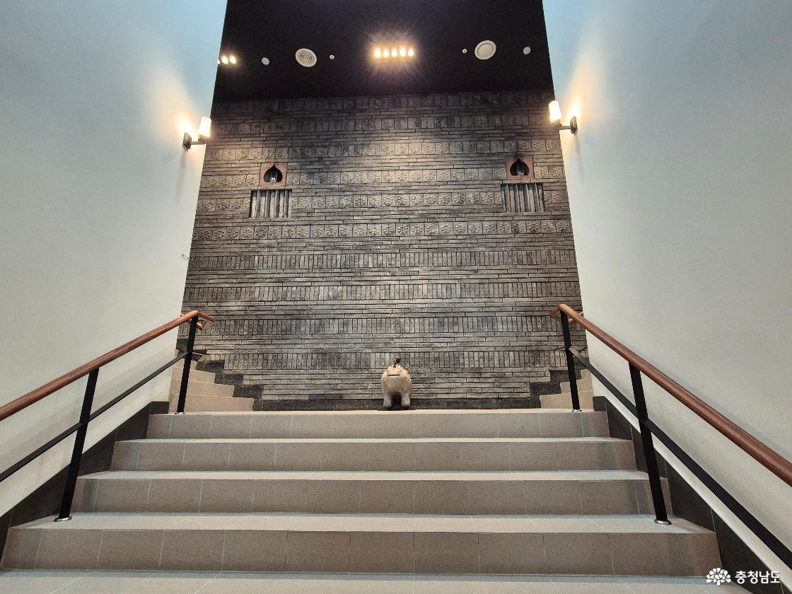 전시실로 올라가는 계단입니다