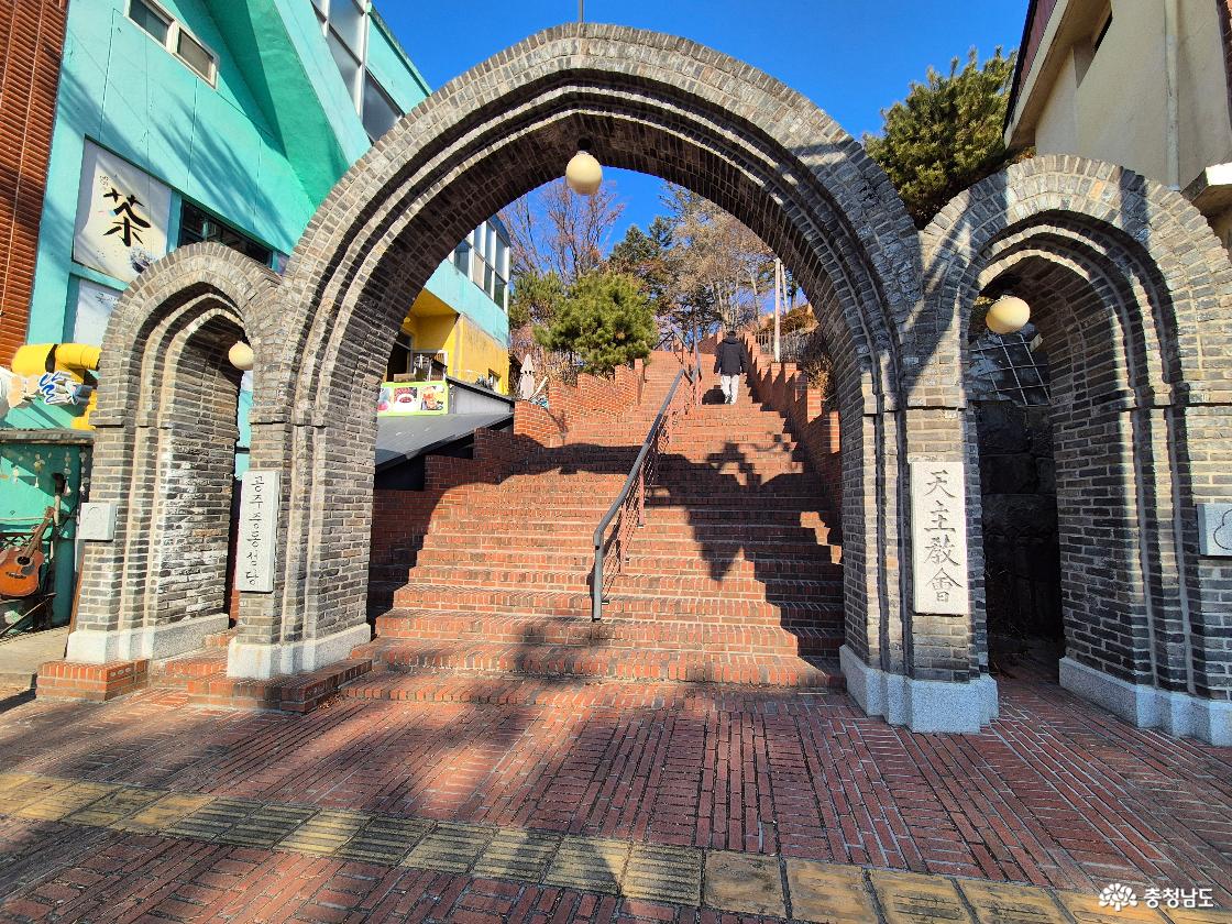 붉은 벽돌의 온기, 100년 전 공주로 떠나는 따뜻한 시간 여행