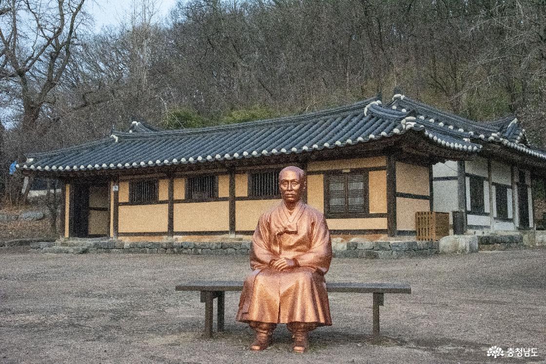 의자에 앉아 있는 이동녕 선생 동상과 생가지 전경