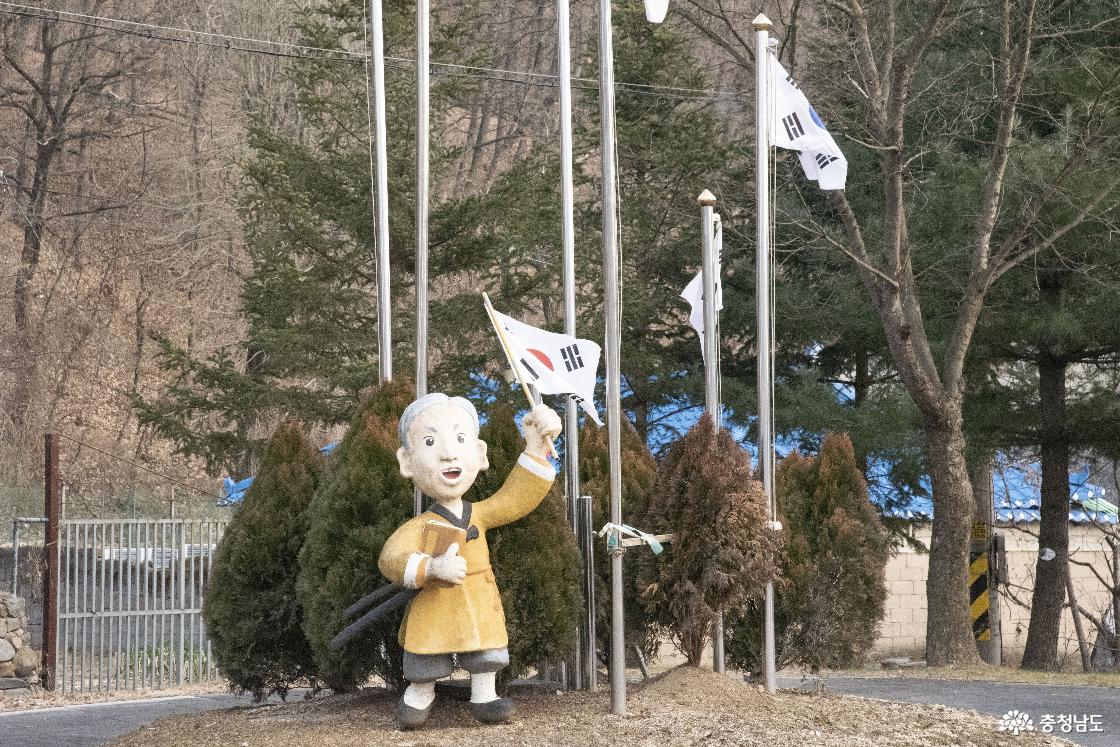태극기를 들고 독립운동을 하는 모습의 밀랍인형