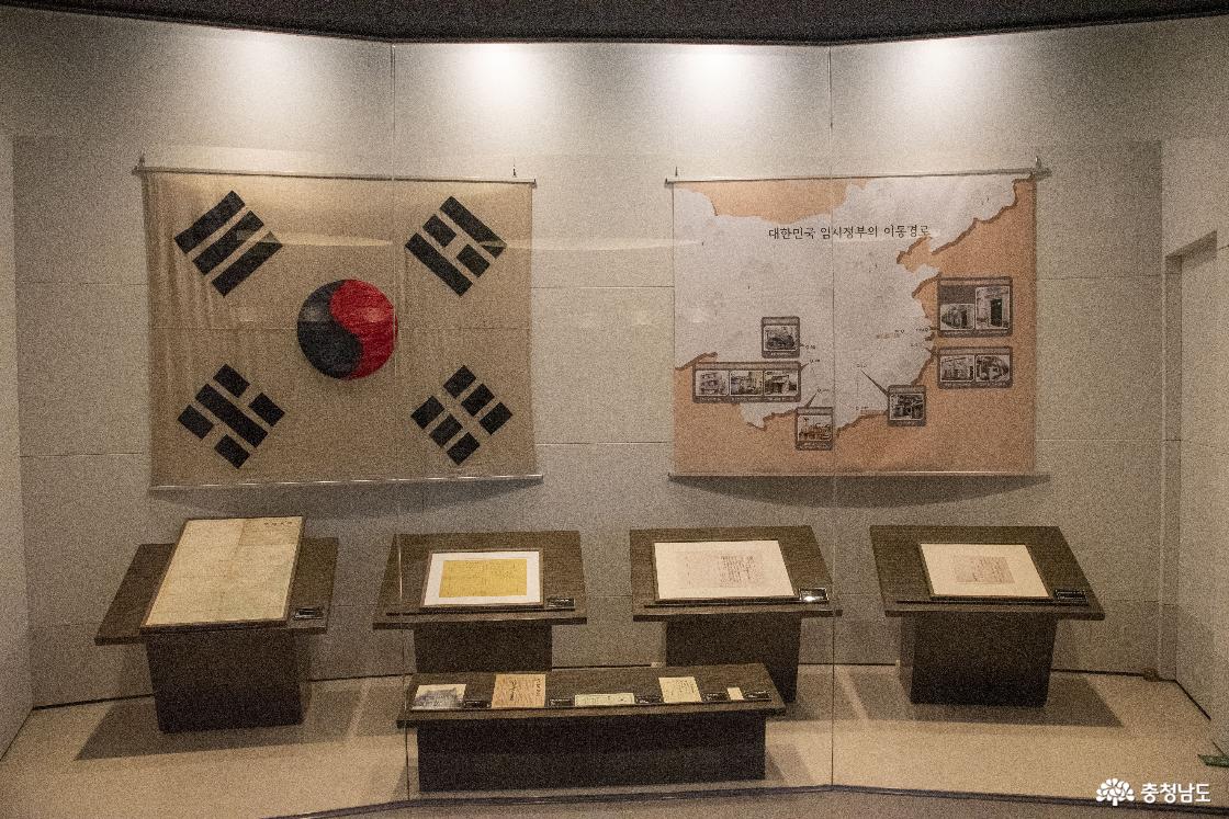 대형태극기와 상해임시정부의 이동 경로