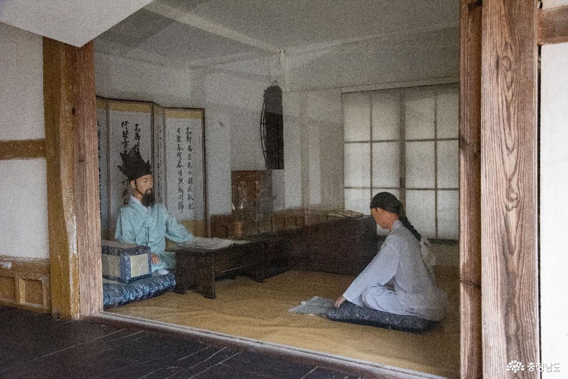 생가지 내부의 밀랍인형 (서당에서 선생이 공부하고 있는 모습) 