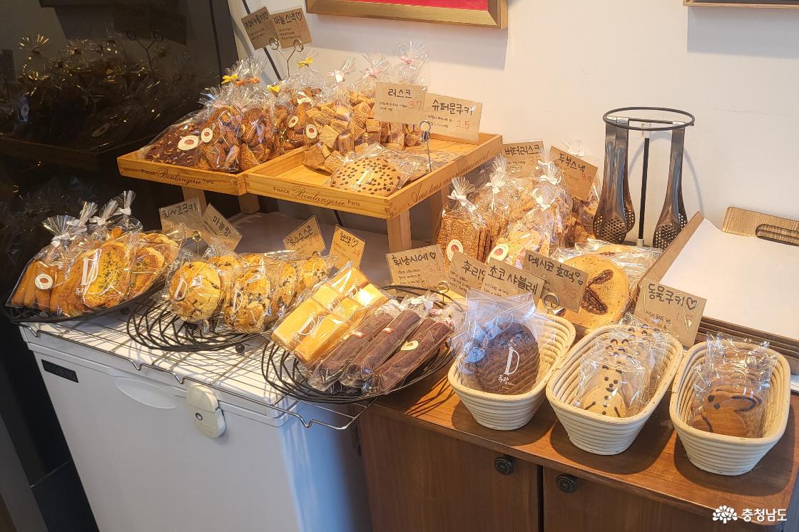 듀팡과자점 진열대에 곰, 토끼모양 귀여운 동물쿠키와 옥수수스콘, 초코스콘, 휘낭시에 등이 진열되어 있는 모습.