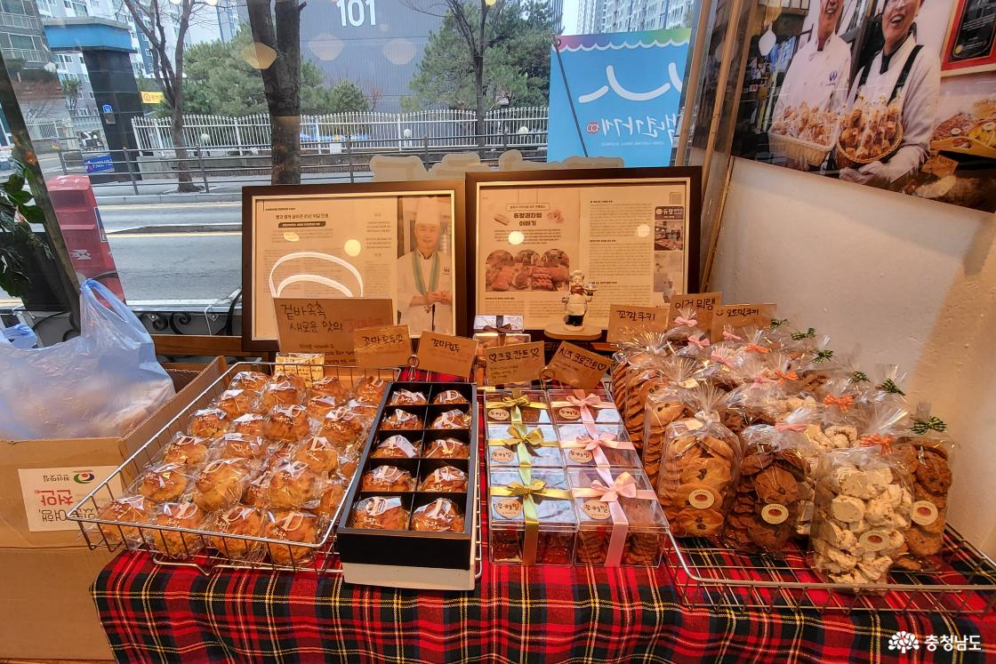 듀팡과자점 진열대에 수제꼬마호두, 크로칸트, 꼬깔쿠키, 이건뭐랭, 오트밀쿠키 등이 진열되어 있는 모습. 