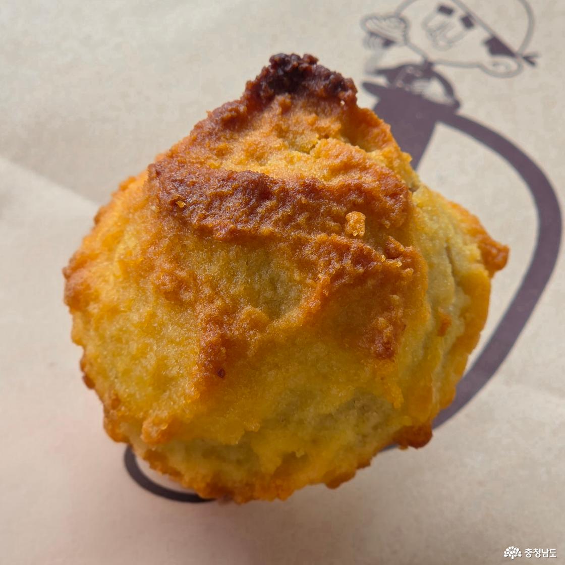 노릇하게 구워진 동그란 꼬마호두과자.