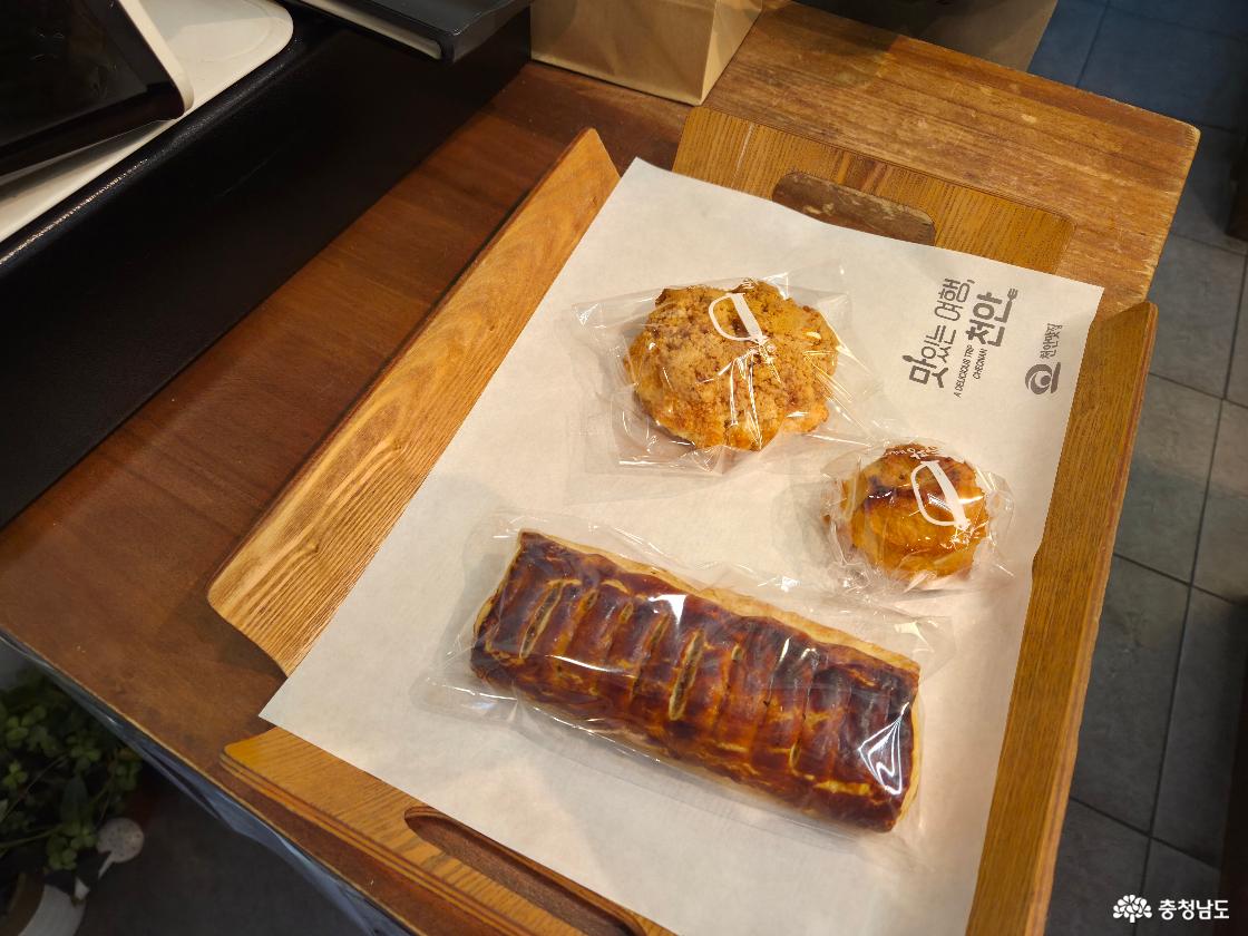 고른 빵들을 계산대에 올려놓은 모습.