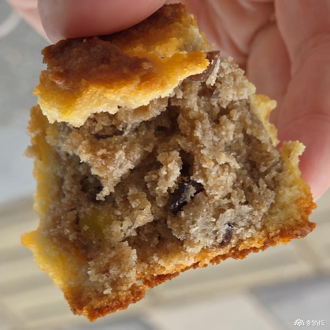 듀팡과자점 수제꼬마호두 속. 앙금과 밤과 호두가 고루 섞여있는 모습.