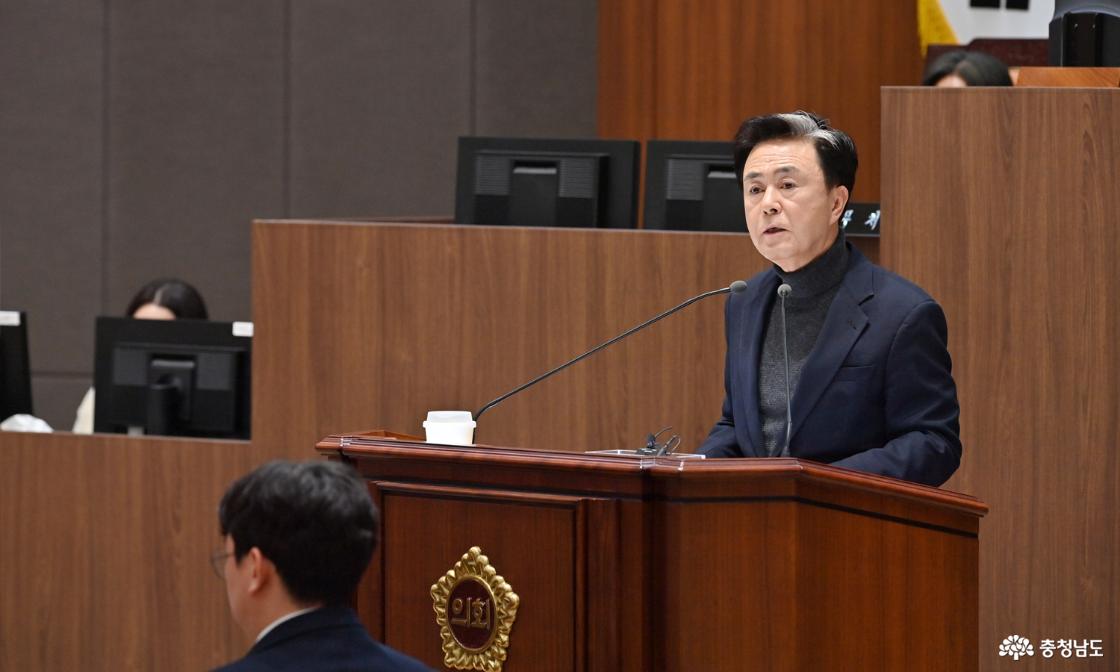 본회의 참석한 김태흠 충남도지사