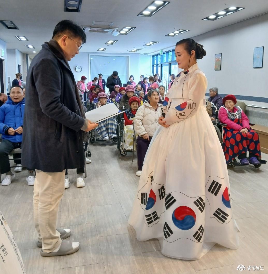 요양원으로부터 감사패를 받는 모습